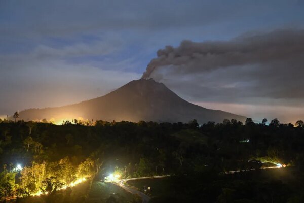 Erupção do Krakatoa obriga Indonésia a fechar 8 aeroportos