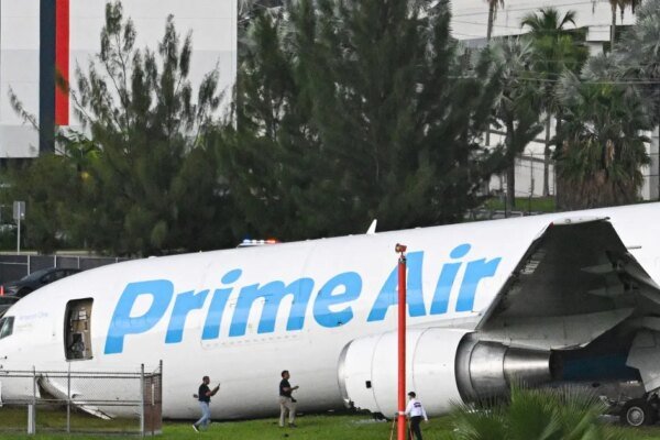 Ao menos 5 morrem após avião de carga da Amazon sair da pista em Miami, dizem autoridades