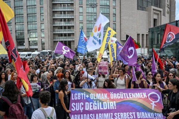 Turquia prende dezenas de manifestantes que protestavam contra a repressão LGBTQIA+