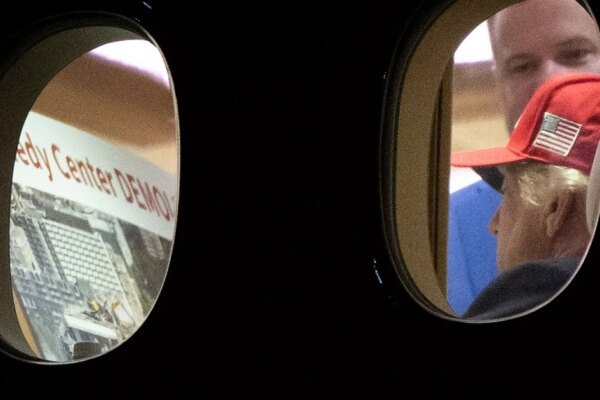 Após ameaçar derrubar Kennedy Center, Trump aparece vendo foto de demolição do local