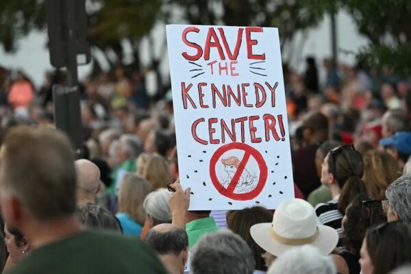 Manifestantes protestam no Kennedy Center após ameaça de demolição por Trump