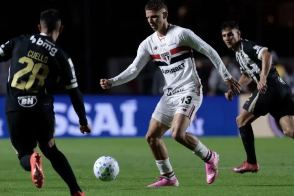 São Paulo supera Atlético-MG pelo Brasileirão e ultrapassa Corinthians