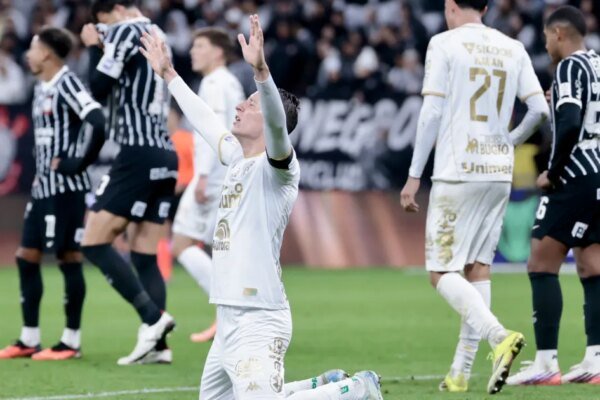 Corinthians leva virada da lanterna Chapecoense e perde 4ª seguida no Brasileirão