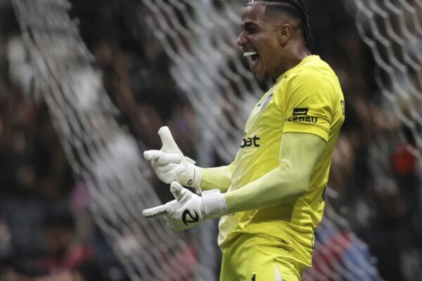 Santos esbarra no goleiro do Atlético-MG na disputa por pênaltis e é eliminado na Sul-Americana