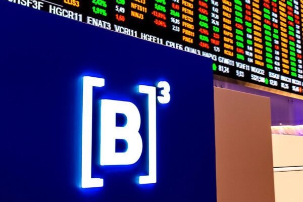 Ibovespa e dólar se recuperam após reajuste no Bolsa Família