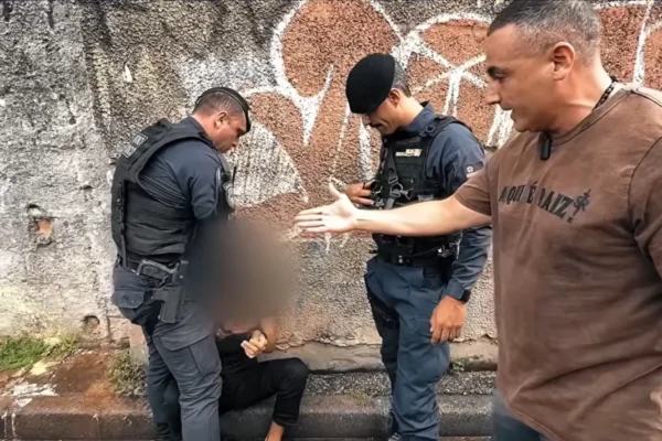 Policiais candidatos fazem autopromoção e podem lucrar com violência e machismo
