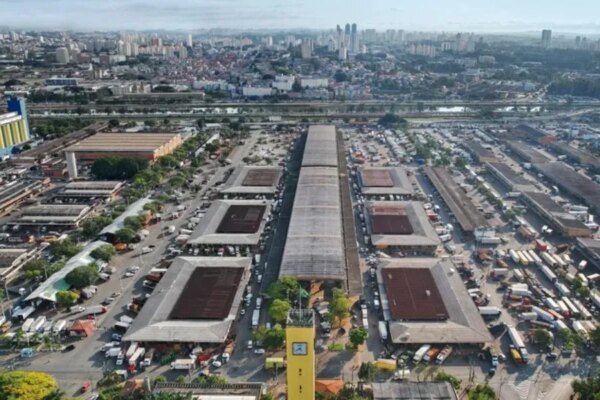 Após incêndio, Ceagesp busca alternativas para manter operação em pavilhão de frutas