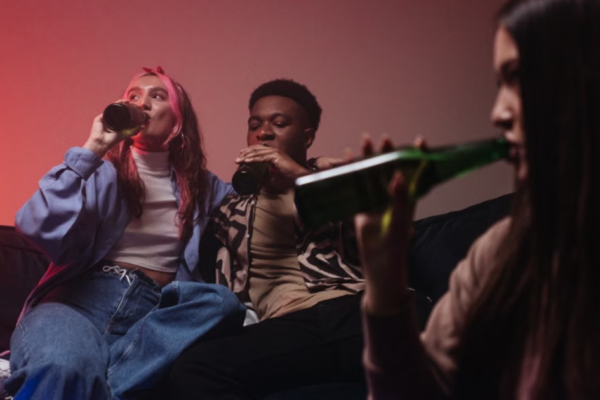 Beber “goró” na adolescência pode deixar marcas no cérebro para o resto da vida; entenda