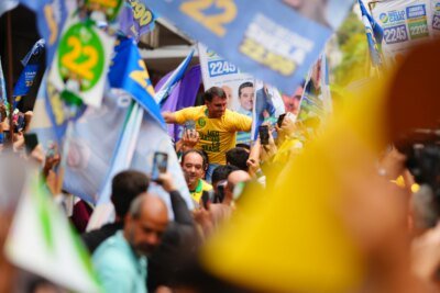 Flávio repete ato do pai no mesmo local onde Bolsonaro levou facada; veja vídeo