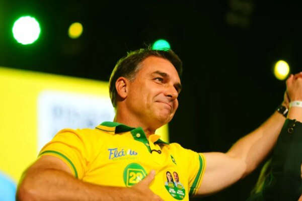 Flávio decide participar de debate mesmo sem a presença de Lula