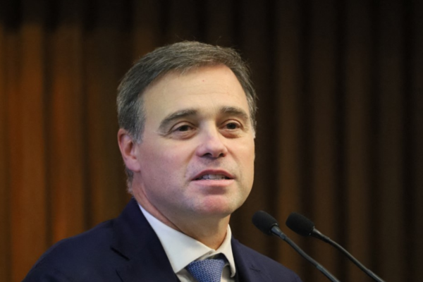 Mendonça demorou 9 dias para decidir sobre Wagner, mas 75 no caso de Castro, diz PF