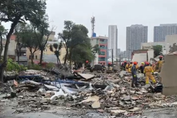 Veja momento em que prédio desaba na zona leste de São Paulo