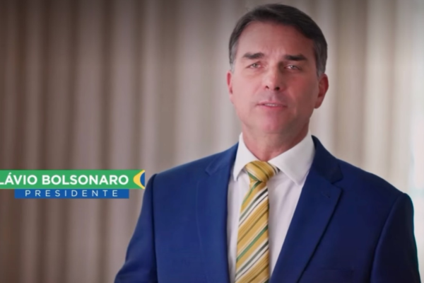 Flávio se identifica como presidente e faz pronunciamento à nação