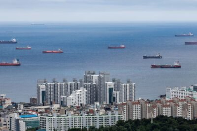 Irã fecha acordo com Emirados Árabes para criar rota temporária pelo Estreito de Ormuz
