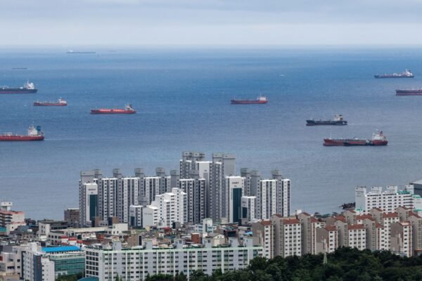 Irã fecha acordo com Emirados Árabes para criar rota temporária pelo Estreito de Ormuz