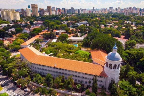 Escolas premium em SP cobram mensalidades de até R$ 15,7 mil