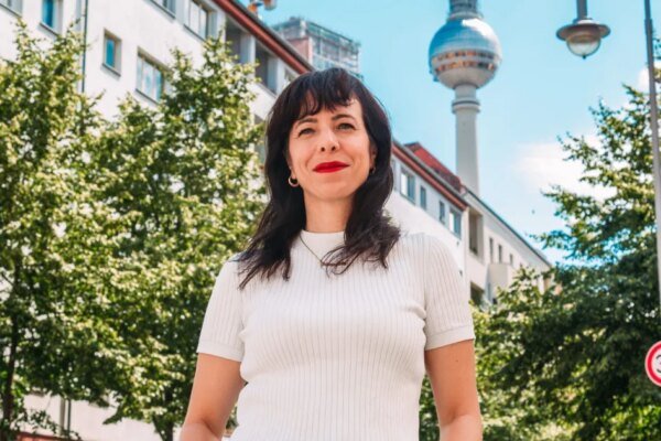 Filha de imigrantes e adversária da AfD lidera disputa em Berlim; entenda