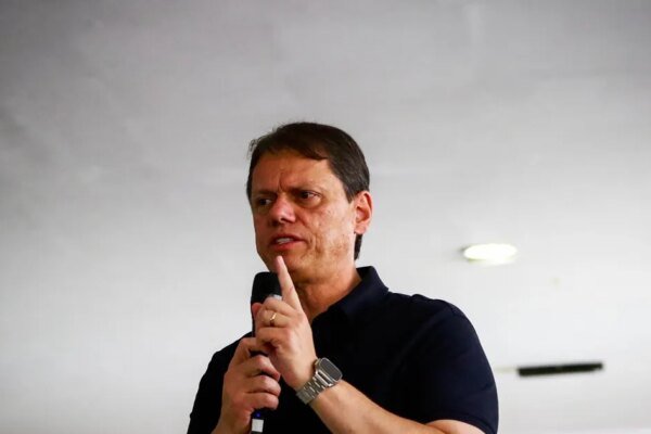 Tarcísio não negociou cargos para convencer Salles a desistir do Senado