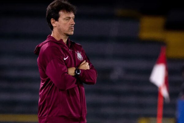 Fernando Diniz reclama de falta no gol do Estudiantes contra o Corinthians