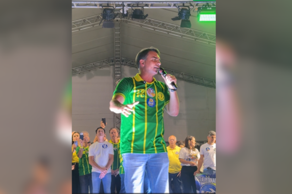 Flávio Bolsonaro diz que vai proteger STF de “laranjas podres”