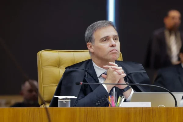 Críticas a Mendonça superam elogios nas redes pela primeira vez na crise, diz jornal