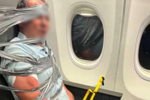 Homem é preso à poltrona de avião com fita adesiva após ataques racistas em voo nos EUA