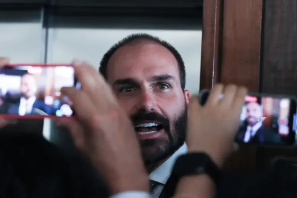 Eduardo Bolsonaro é demitido do cargo de escrivão na PF por abandono de cargo