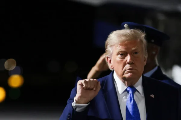 Aprovação de Trump cai ao menor nível já registrado, aponta pesquisa