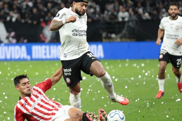 Memphis perde pênalti e sela queda do Corinthians na Libertadores