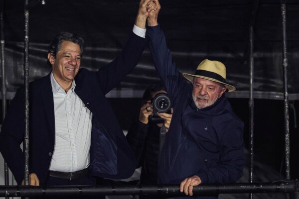 O que está em jogo nessa eleição é a escolha entre barbárie e democracia, diz Lula