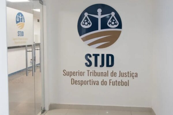 Tribunal com gravata e sono