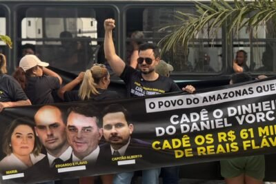 Em frente ao Dulcila, Delegado Tayah mobilizou militantes e faz críticas à visita de Flávio Bolsonaro ao Amazonas