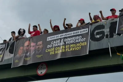 Flávio Bolsonaro é alvo de protesto em Manaus :’Cadê o dinheiro do Vorcaro?’