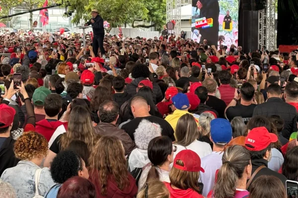 Lula pauta fim das bets e captura atenção para si em dia de agenda de Flávio Bolsonaro em SC