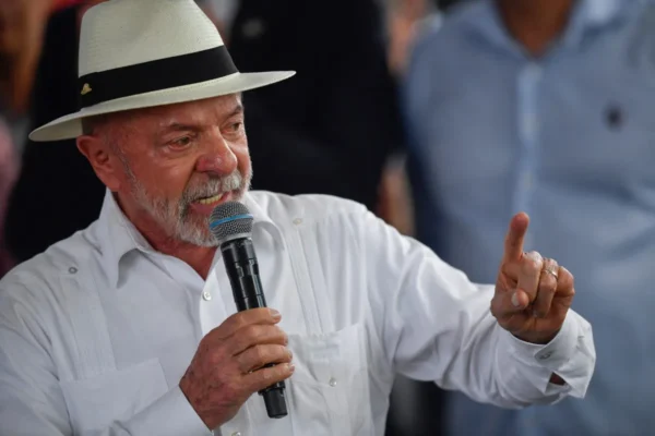 Cargo não pode ser usado para benefício pessoal em nome da democracia, diz Lula