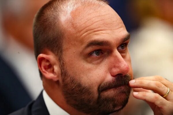 Governo Lula demite Eduardo Bolsonaro da PF por abandono de cargo