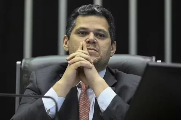 Alcolumbre é alvo de ação por sigilo sobre visitas de suspeito ligado ao PCC