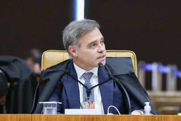 Mendonça manda redes removerem posts sobre Flávio e Nossa Senhora Aparecida