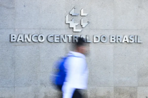 BC alerta para dívida em nível recorde e prepara regras rígidas no mercado bancário