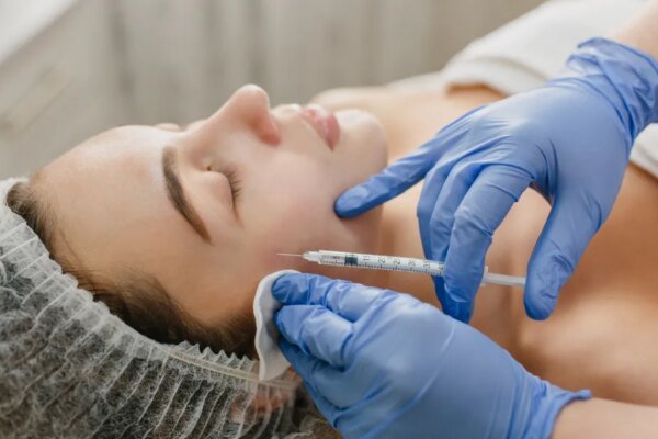 Botox pode gerar impacto nas relações? Procedimento pode afetar emoções, conexões sociais e até a vida sexual; entenda