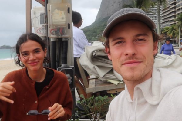 Apaixonado, Shawn Mendes posa com Bruna Marquezine em desfile de grife