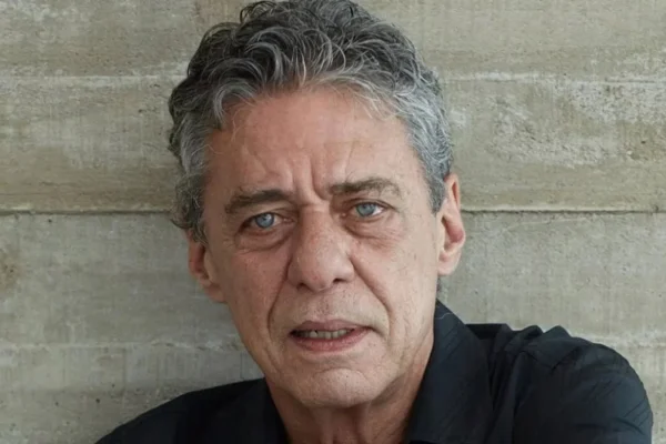 Chico Buarque aciona polícia após comentário com ameaça de morte