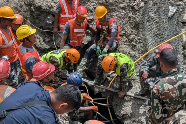 Homens resgatados em usina no Nepal após nove dias presos chegam a hospital