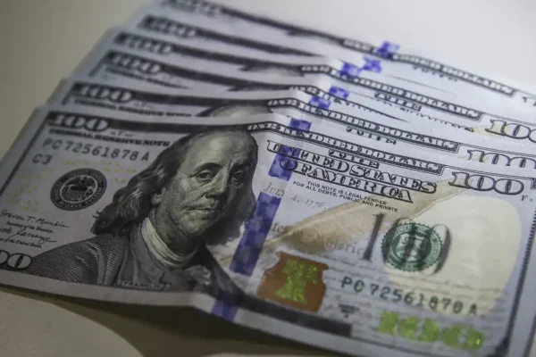 Dólar sobe a R$ 5,14 e Bolsa recua com petróleo caro e expectativa de juros