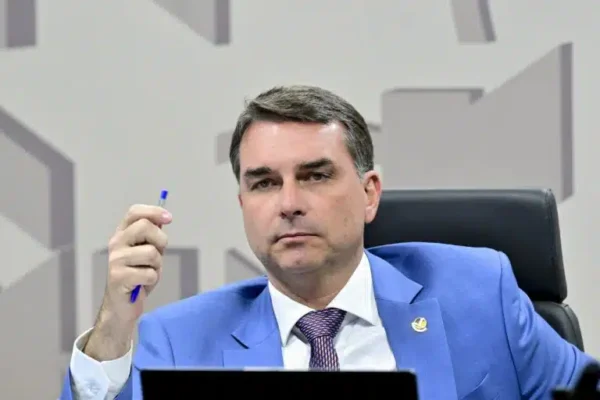 Evangélicos criticam Flávio Bolsonaro após polêmica com Nossa Senhora Aparecida