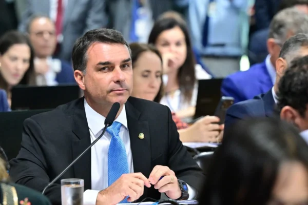 Discussões sobre Aparecida têm 75% de posts negativos para Flávio Bolsonaro