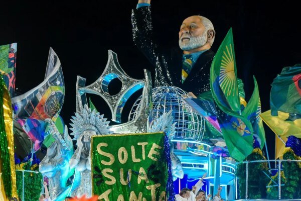 TSE vai investigar ação de Flávio contra Lula por desfile de escola de samba