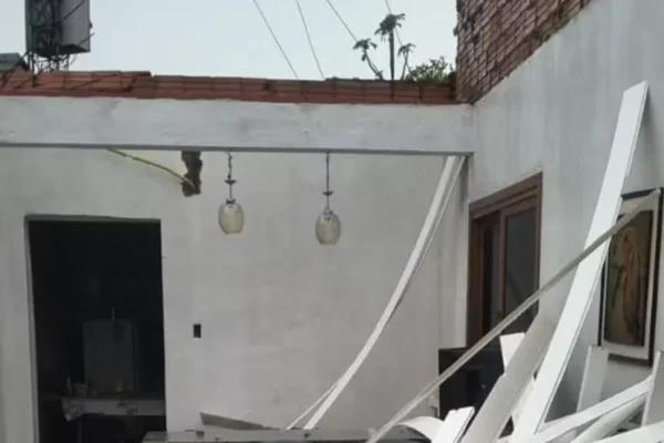 Ventos acima de 100 km/h derrubam prédio e deixam quase 900 mil sem luz no RS