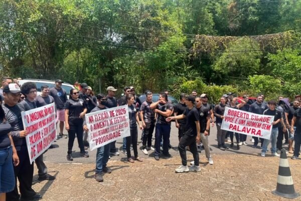 Concursados da Segurança cobram Roberto Cidade após protesto em frente à Rede Amazônica