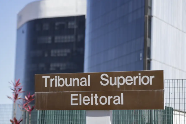 TSE rejeita punição contra Flávio por Bolsonaro feito com IA exibido em convenção